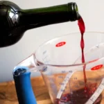 Vino tinto y blanco reducidos en sartén para comparar sabor al cocinar