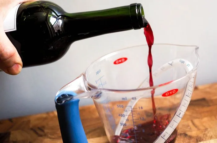 Vino tinto y blanco reducidos en sartén para comparar sabor al cocinar
