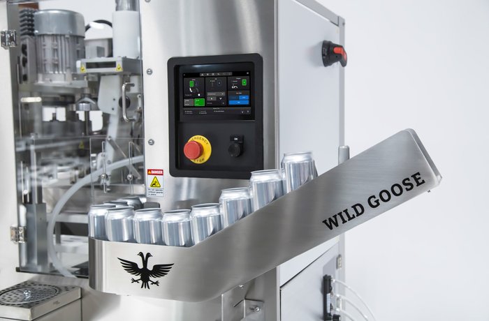 Envasadora de latas de cerveza de la marca Wild Goose, fabricante estadounidense