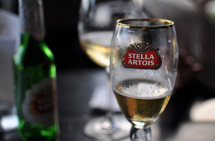 AB InBev gana un 21% más en el tercer trimestre gracias a la cerveza sin alcohol 6 Cervezas de AB InBev, el grupo que elevó un 21% su beneficio en el tercer trimestre