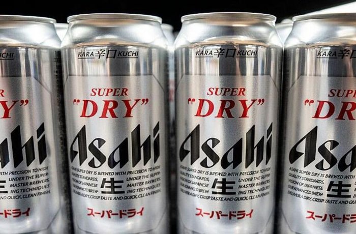 Latas de Asahi Super Dry en un estante, cerveza de una de las cerveceras de Japón investigadas por presunto cártel de precios