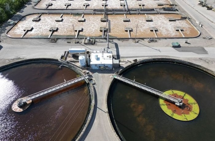 Vista aérea de una planta de tratamiento de aguas, donde el biochar de residuos de cerveza podría ayudar a filtrar bacterias