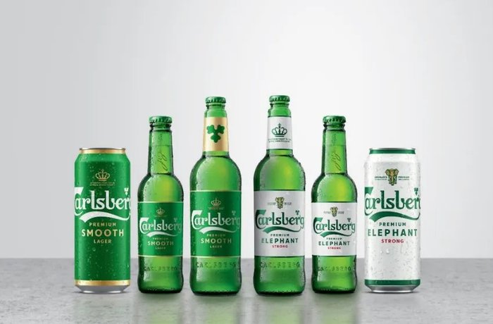 Latas y botellas de Carlsberg Smooth y Carlsberg Elephant, cervezas de Carlsberg India