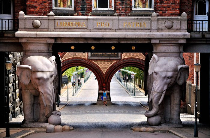 Puerta de los Elefantes de la cervecería Carlsberg en Copenhague, Dinamarca