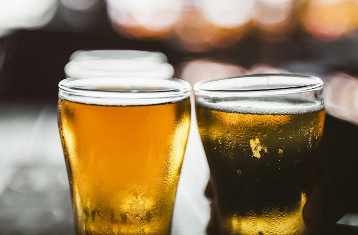 Cerveza premium servida en copa de degustación en España, reflejo del auge del segmento de alta gama en el mercado cervecero europeo