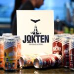 Latas de cerveza Jokten, una de las tres cervecerías fueguinas que elaboran cerveza con ingredientes locales de Tierra del Fuego
