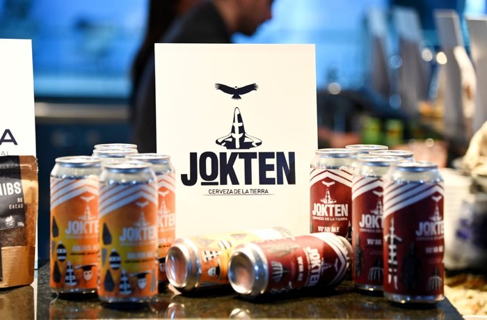 Latas de cerveza Jokten, una de las tres cervecerías fueguinas que elaboran cerveza con ingredientes locales de Tierra del Fuego