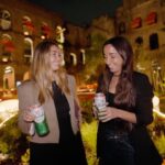 Visitantes con latas de Grolsch en el patio del Palacio Molina durante el opening de Casa FOA 2026 en Argentina