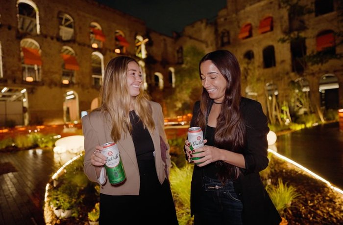 Visitantes con latas de Grolsch en el patio del Palacio Molina durante el opening de Casa FOA 2026 en Argentina