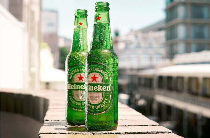 Cervezas Heineken en un pub del Reino Unido donde la cervecera analiza el impacto de los fármacos GLP-1 en el consumo