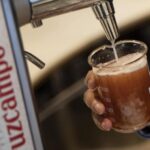 Tirador de cerveza Cruzcampo, una de las marcas que impulsaron los resultados de Heineken en el tercer trimestre
