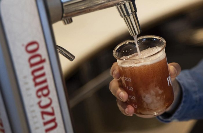 Tirador de cerveza Cruzcampo, una de las marcas que impulsaron los resultados de Heineken en el tercer trimestre