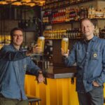 Brindis con cerveza Kross en la barra de un Kross Bar por los 10 años de la cadena en Santiago de Chile