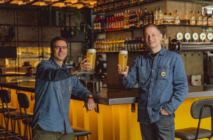 Brindis con cerveza Kross en la barra de un Kross Bar por los 10 años de la cadena en Santiago de Chile
