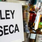 Cartel de Ley Seca junto a botellas de licor en Perú por las elecciones del 4 de octubre