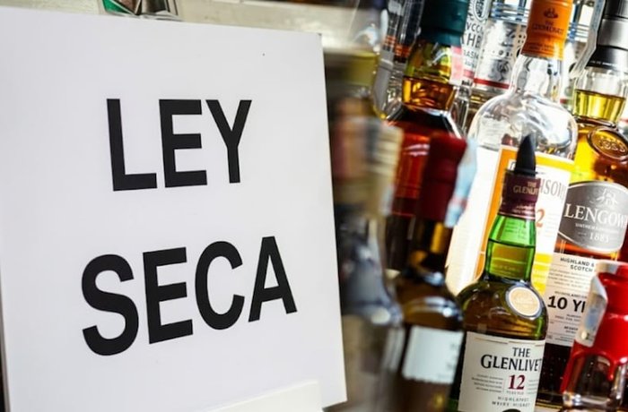 Cartel de Ley Seca junto a botellas de licor en Perú por las elecciones del 4 de octubre