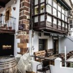 Bar con un cartel de Mahou, cervecera que perdió ante Hacienda el pleito por el IVA de los vasos regalados a la hostelería