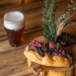 Sándwich de cordero braseado y pinta de Cerveza Patagonia, parte del menú de Bariloche a la Carta