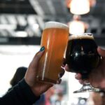Brindis con cerveza rubia y cerveza negra, bebida elaborada con la cebada que estudian por micotoxinas en Argentina