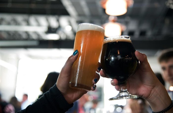 Brindis con cerveza rubia y cerveza negra, bebida elaborada con la cebada que estudian por micotoxinas en Argentina