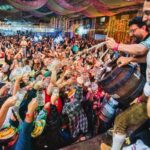 Oktoberfest Kunstmann, brindis con jarras de cerveza y barril en la Ruta Oktoberfest 2026 en Chile