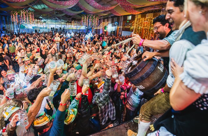 Oktoberfest Kunstmann, brindis con jarras de cerveza y barril en la Ruta Oktoberfest 2026 en Chile
