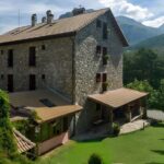 Edificio de piedra de la cervecería artesana Pirineos Bier en el Valle de Hecho, Pirineo aragonés