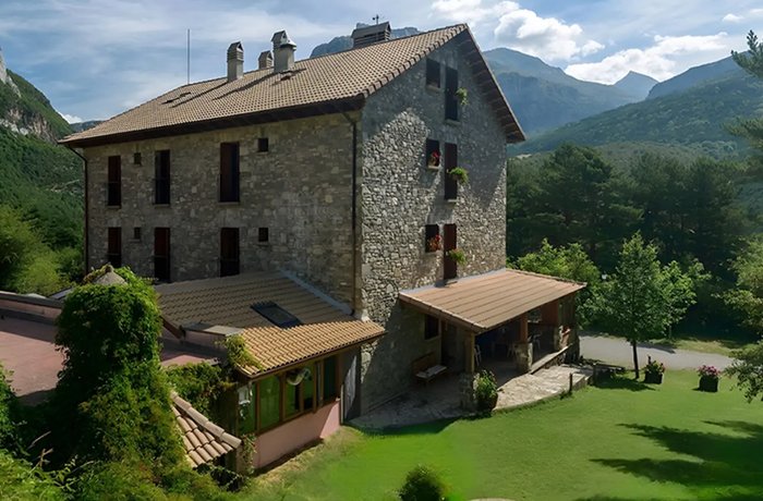 Edificio de piedra de la cervecería artesana Pirineos Bier en el Valle de Hecho, Pirineo aragonés