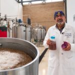 Agustín Reyo, académico de la Facultad de Química de la UNAM que dirige la cerveza elaborada con fruta madura