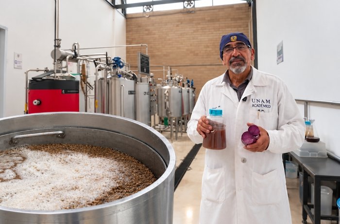 La UNAM elabora una cerveza con fruta madura y tubérculos para reducir el desperdicio de alimentos 1 Agustín Reyo, académico de la Facultad de Química de la UNAM que dirige la cerveza elaborada con fruta madura