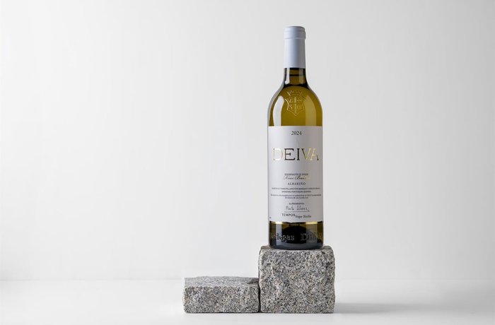 Botella de Deiva, el primer vino blanco español de Vega Sicilia, un albariño de Rías Baixas