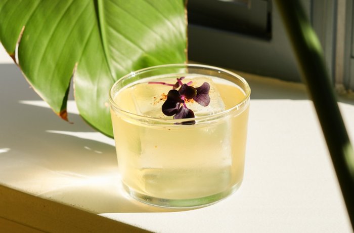 Cóctel servido en un bar del Reino Unido, donde las ventas de cócteles crecieron un 3% según Think Drinks