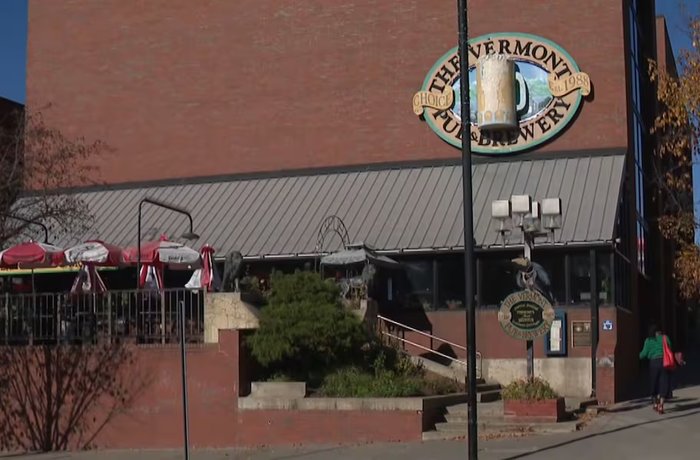 Fachada del Vermont Pub & Brewery en Burlington, el brewpub pionero de la cerveza artesanal de Vermont que cierra tras 38 años