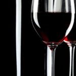 Los taninos de semilla de uva muy polimerizados intensifican el rojo del vino Marselan 3 Copas de vino tinto sobre fondo negro, estudio sobre el color del vino Marselan y los taninos de semilla de uva
