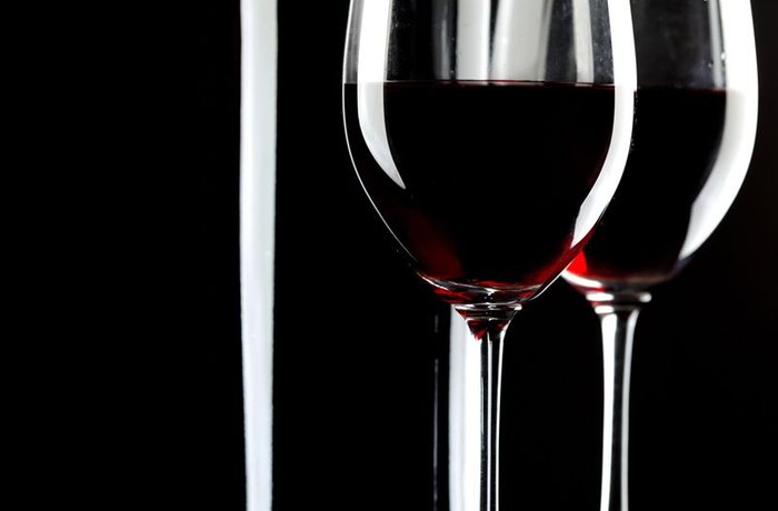 Copas de vino tinto sobre fondo negro, estudio sobre el color del vino Marselan y los taninos de semilla de uva