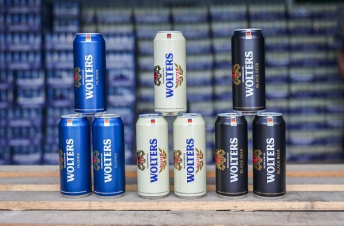 Latas de cerveza Wolters Pilsener, Weizen y Black Beer de la cervecera de Braunschweig que cierra su fábrica